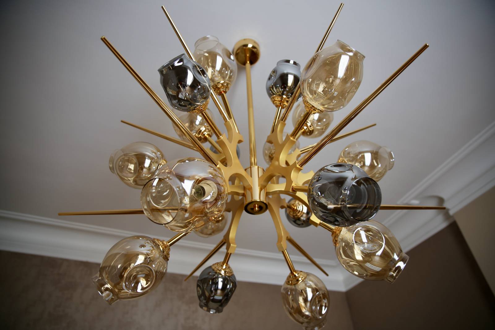 Les luminaires indispensables pour illuminer votre intérieur à Arcachon : suspension, lampe à poser et applique murale !